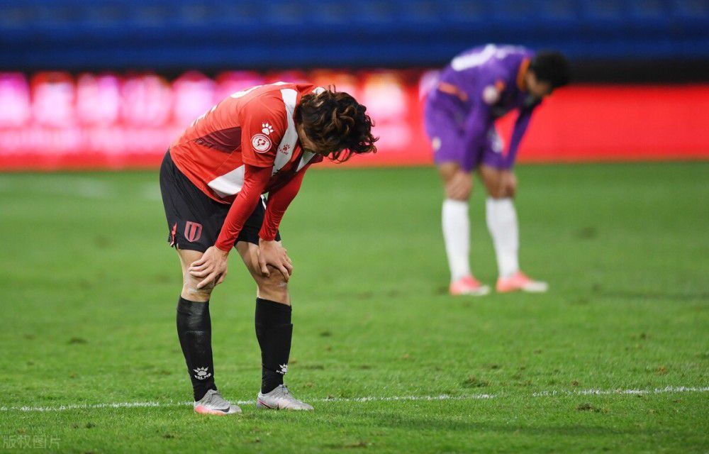 今日焦点战预告18:00韩职联升降级附加赛 釜山偶像vs水原FC、金浦FCvsFC江原 首回合谁能先拔头筹？20:00亚冠赛事武汉三镇 VS 浦项制铁，武汉三镇能否捍卫主场颜面？03:00 英超赛场谢菲尔德联 VS 利物浦，谢菲尔德联临阵换帅，利物浦笑纳三分？04:15 英超 曼联 VS 切尔西，红蓝大战，曼联内部频传将帅不合之声，切尔西乘势再取一胜？事件图片报：穆勒想再踢一年，若续约他希望不降薪&转会想去欧冠球队德媒《图片报》报道称，穆勒还想要再踢一年，如果和拜仁续约他希望的是不降薪。